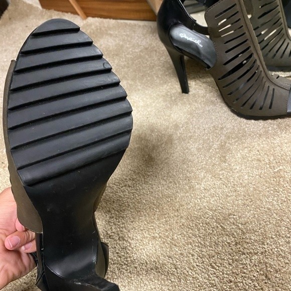 Qupid peep toe sandal pump with cut outs NWOB size 9 - Picture 3 of 6